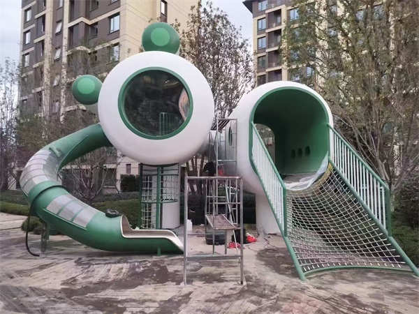 重庆渝中小区儿童滑梯
